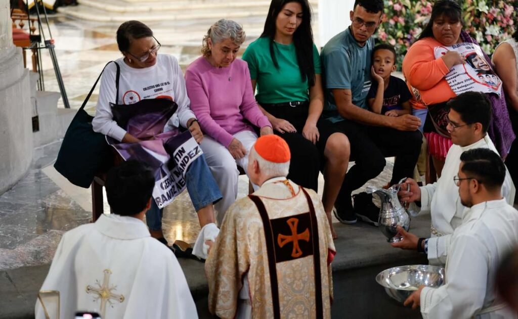 Cardenal Lava Los Pies de Buscadoras en la Catedral Metropolitana por Semana Santa; “Reconocemos la Falta de Atencia para Con Ellos” | El universal