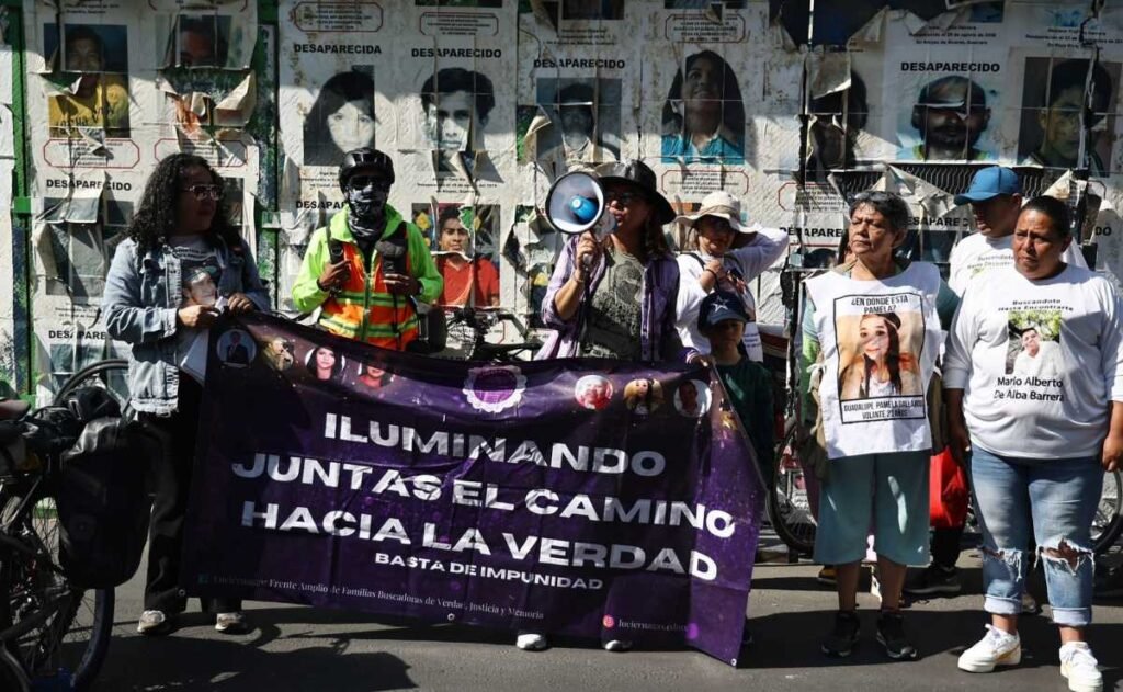 Familias Pegan Fichas de Búsqueda de Desaparecidos Sobre Viaducto; “Venimos A Recordarle Al Estado Que Aquí Estamos”