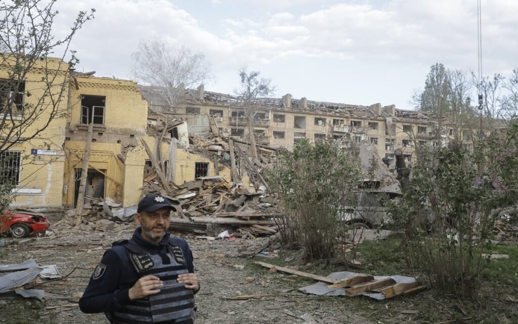 Tres personajes mueren en ataques rusos a kiev; Bombardeo Deja Al Menos 10 Heridos | El universal
