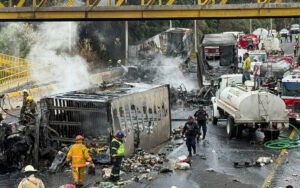 Choque múltiple e incendio de tractocamiones género caos en la méxico-toluca