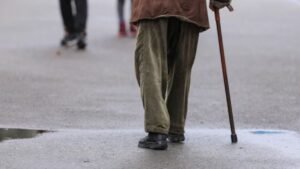 Tasis asalta un adulto alcalde que iba a trabajar y lo ataca con un cuchillo