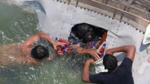 Pobladores de Tabasco Bucean para Rapiinar la Carga de un Tráiler que Cayó a un río | Videos