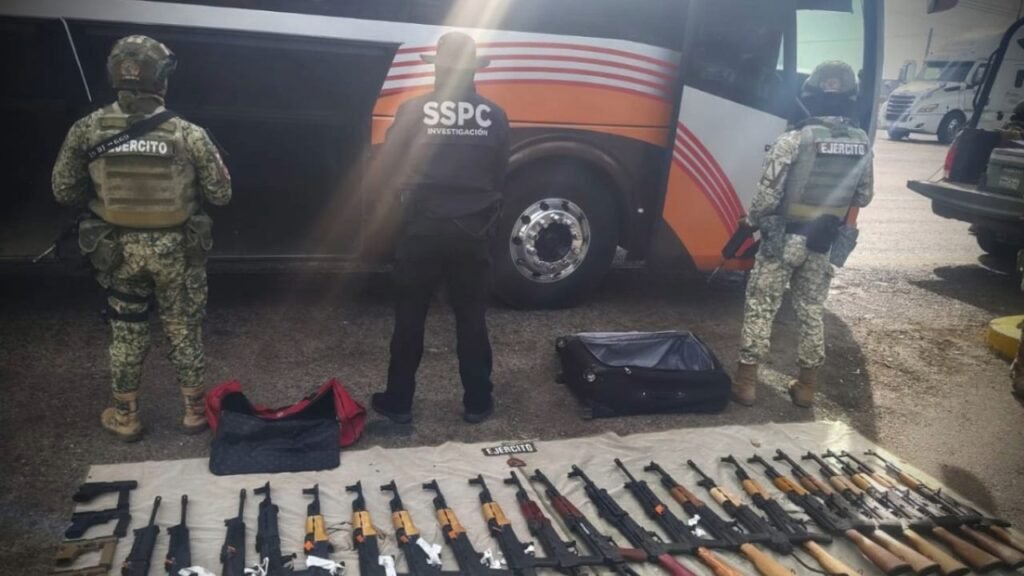 Arsenal Descomisano en Autobús de Pasajeros Sobre la Autopista Mazatlán-Culiacán