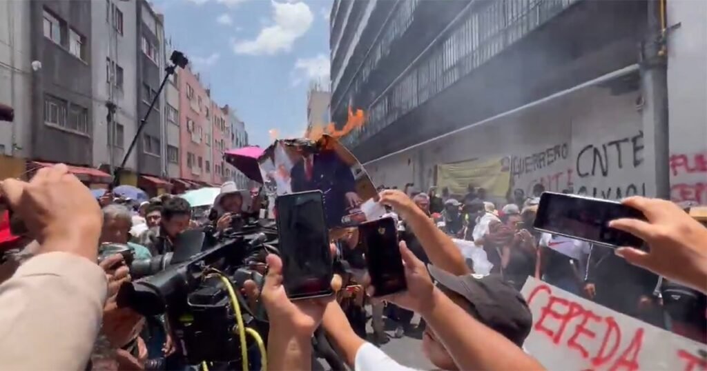 Ceteg Realiza Destrozos y Quemas Afuera de Edificio de Snte en Cdmx