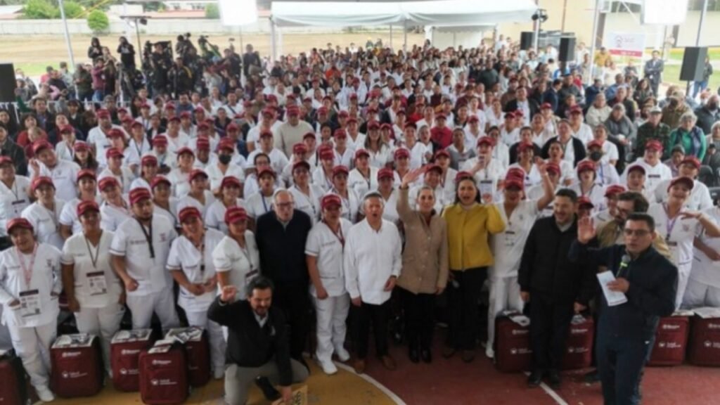Secretaría de Suscripción de Bienestar y El Issste Convenio para Salud Casa Por Casa; Presidente de México Firma como testigo
