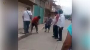 “¿Te f Falta Algo?”, Brandon se Robó una Moto y Terminó Regañado y Golpeado por Su Papá | VIDEO