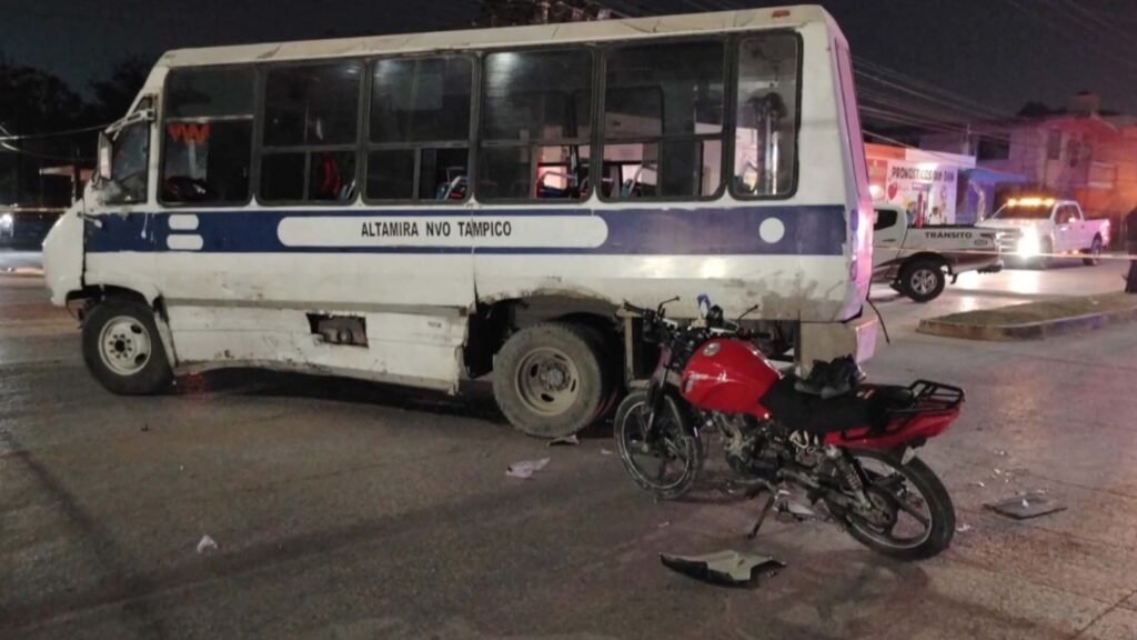 Jóvenes en Motocicleta Chocan Contra Autobús en Altamira; Uno Pierde la Vida