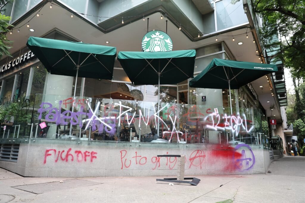 Violencia y Destrozos en varios negocios, El Saldo de la Primera protesta “Antigentrificación” en Cdmx; “No te Queremos, Gringo”, Gritan | El universal