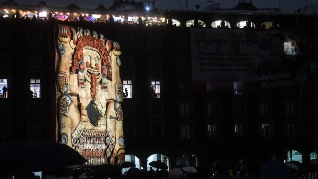 ¿Un ESPECTÁCULO DE QUE HORA ES DE LUCES EN EL ZÓCALO? Hoy es el útimo día para ‘Memoria luminosa’