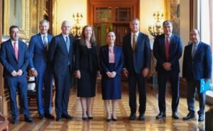 Sheinbaum se Reúne Con CEO de Walmart y Su Equipo en Palacio Nacional; Confirma Inversión de Más de 6 mil MDD