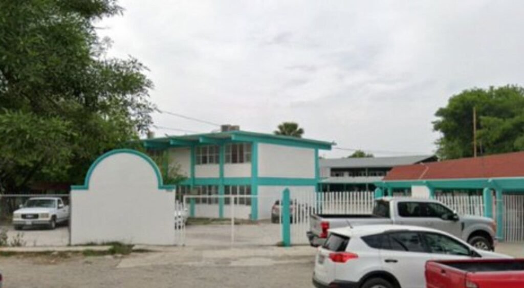 Secrano un Ingeniero Afuera de Secundaria en Nuevo León