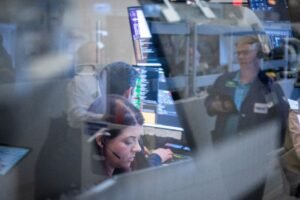 Wall Street Cotiza en Tono Mixto; Aciones de Alphabet Suben 7% Tras ‘Triunfo’ de Google en la Corte