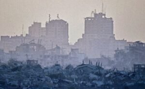 Israel Ataca Edificio en la Ciudad de Gaza; Revelan Nuevo Video de Dos Rehenes Israelíes | El universal