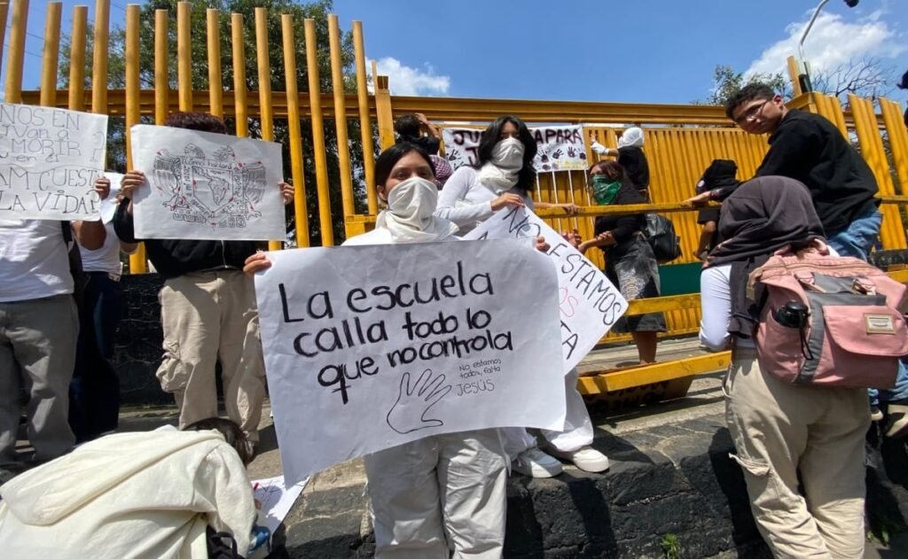 Padres y Alumnos Realizan Concentración Pacífica en Cch Sur; Exigen Seguridad Tras Asesinato de Estudiante | El universal