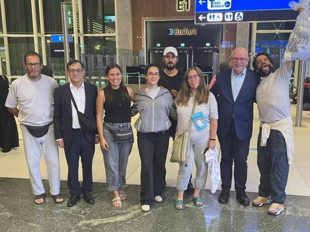 Seis mexicanos de la Flotilla Sumud Hacen Escala en Estambul Rumbo A México