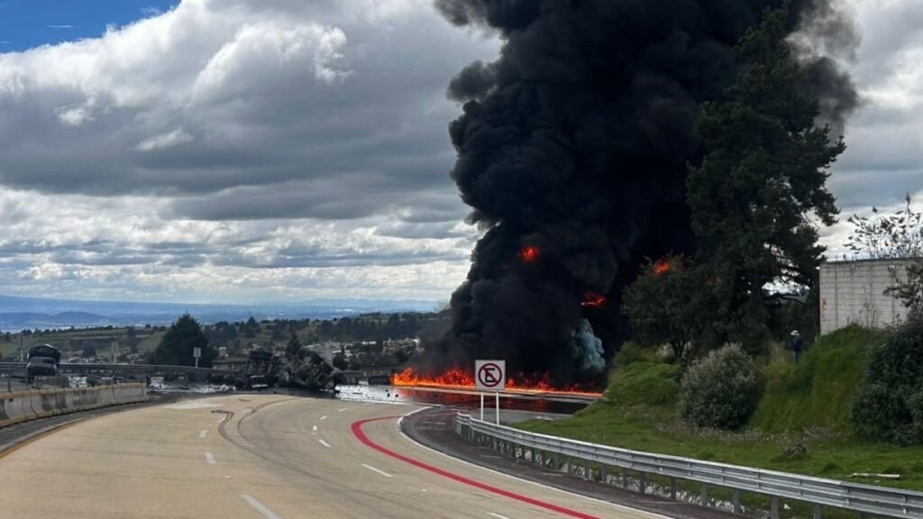 Vuelca y explota pipa con combustible en la México-Puebla; hay un lesionado