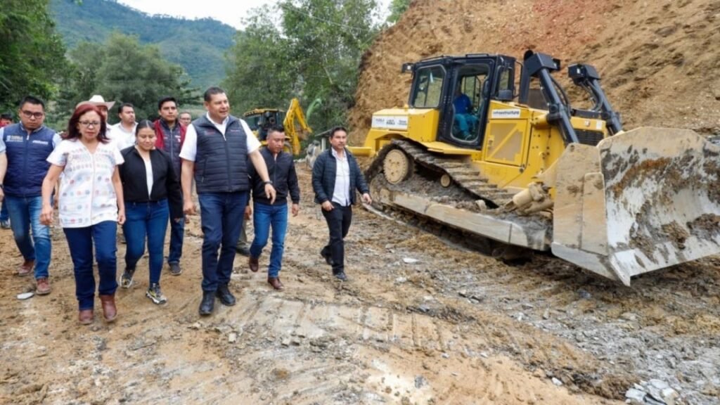 Con módulos de maquinaria, Gobierno de Puebla abre caminos afectados por deslaves en Eloxochitlán