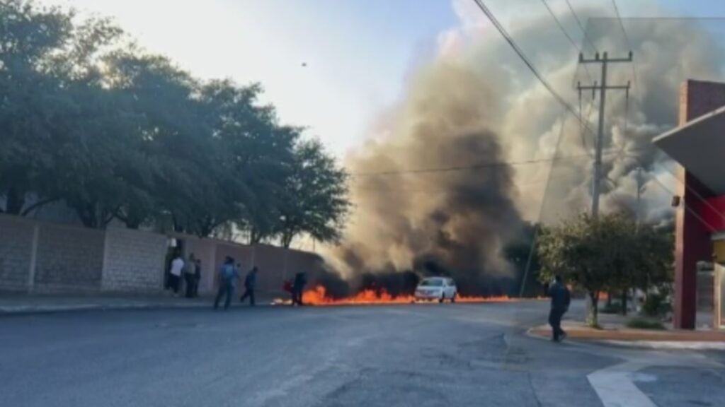 Incendio de Bodega Afecta Al Menos 3 Casas y 8 Vehículos en Santa Catarina, Nuevo León