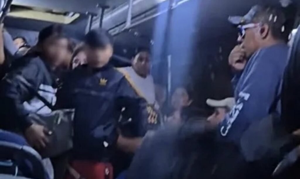 Joven saca hacha durante pelea a bordo de transporte público de Santa Catarina, Nuevo León | El Universal