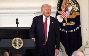 Trump tantea dejar expirar el T-MEC para buscar un nuevo acuerdo comercial con México y Canadá