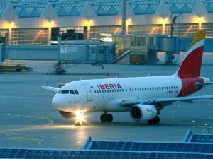 Denuncian a avión Iberia por no pagar reembolso de vuelo cancelado