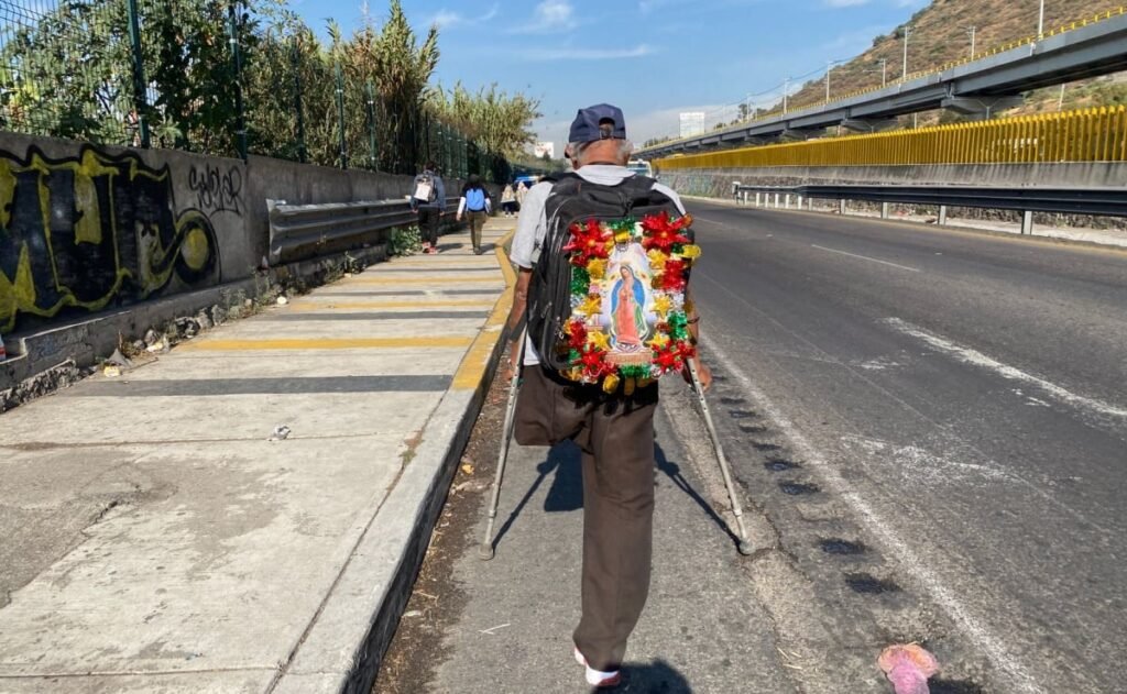 Fe que desafía límites en la México-Puebla: millas caminan hacia La Villa entre devoción, mandas y agradecimientos