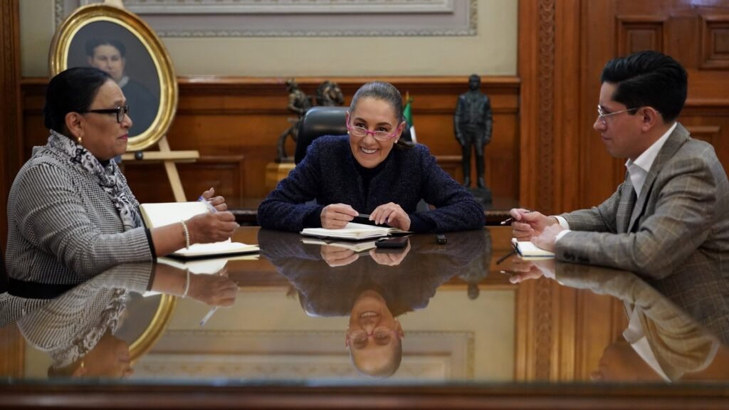 Sheinbaum Habla por Teléfono con el Papa León XIV Hoy y lo Invita a México