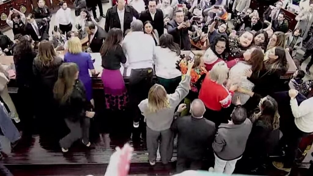 PAN Toma la Tribuna en Congreso CDMX Entre Golpes, Gritos y Empujones