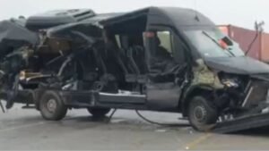 Camión de Personal Choca Contra Tráiler y Vuelca en Pesquería, Nuevo León