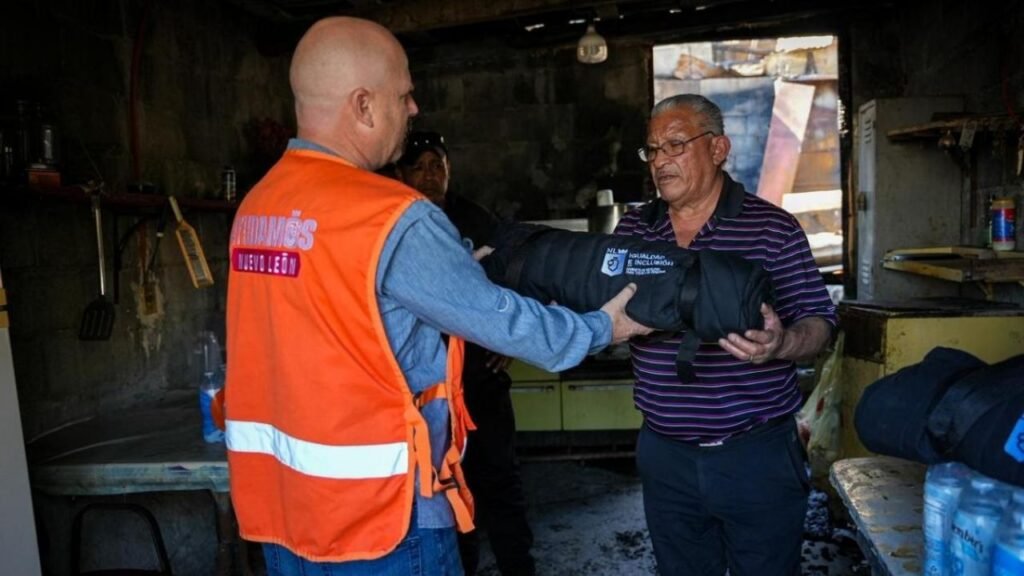 Un incendio acabó con la vivienda de un hombre en Monterrey: así lo apoyaron las autoridades