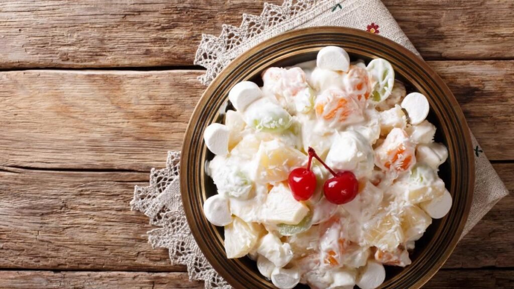 Ensalada con bombones para Año Nuevo: dulce, cremosa y perfecta para cerrar el año