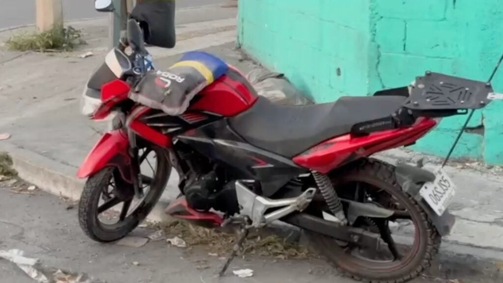 Motociclista Queda Herido al Derrapar en Avenida Ruiz Cortines en Monterrey