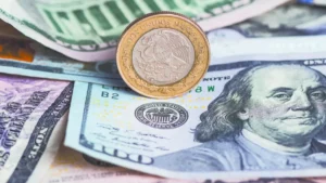 El peso mexicano se mantiene estable y por debajo de 17.50 por dólar.