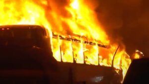 Incendio Consume Dos Autobúses y Daña Casa en Monterrey; Investigador Presunto Vandalismo