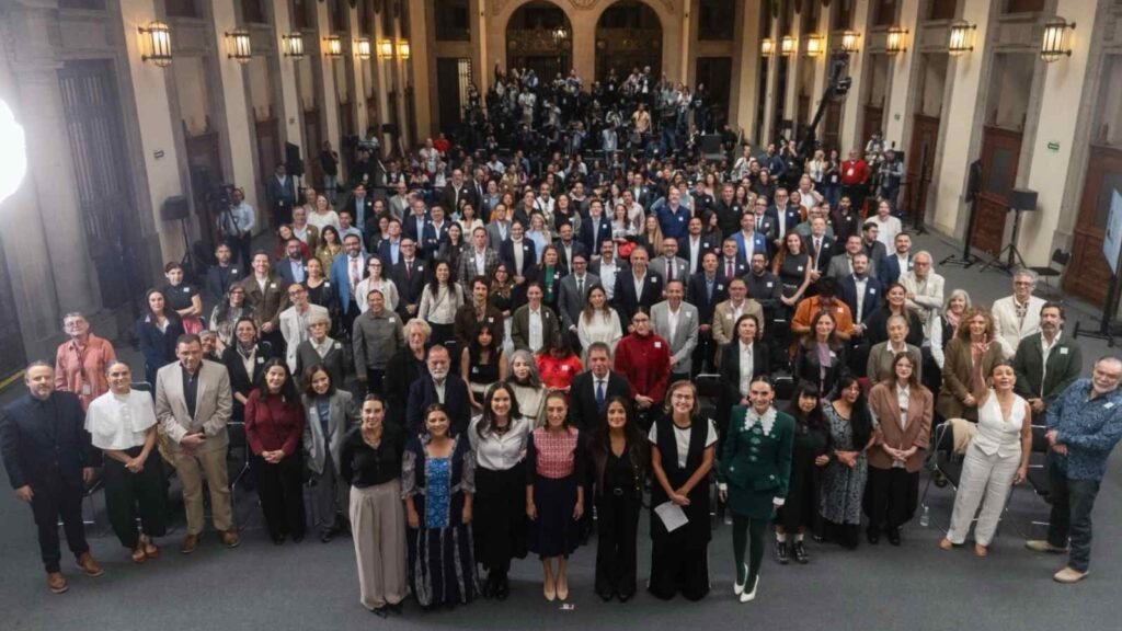 Salma Hayek y Claudia Sheinbaum anuncian nuevos incentivos para el Cine y Series en México