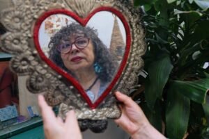 “Soy una sombra entre las manos de mis sombras”: entrevista con Ana Clavel | El Universal