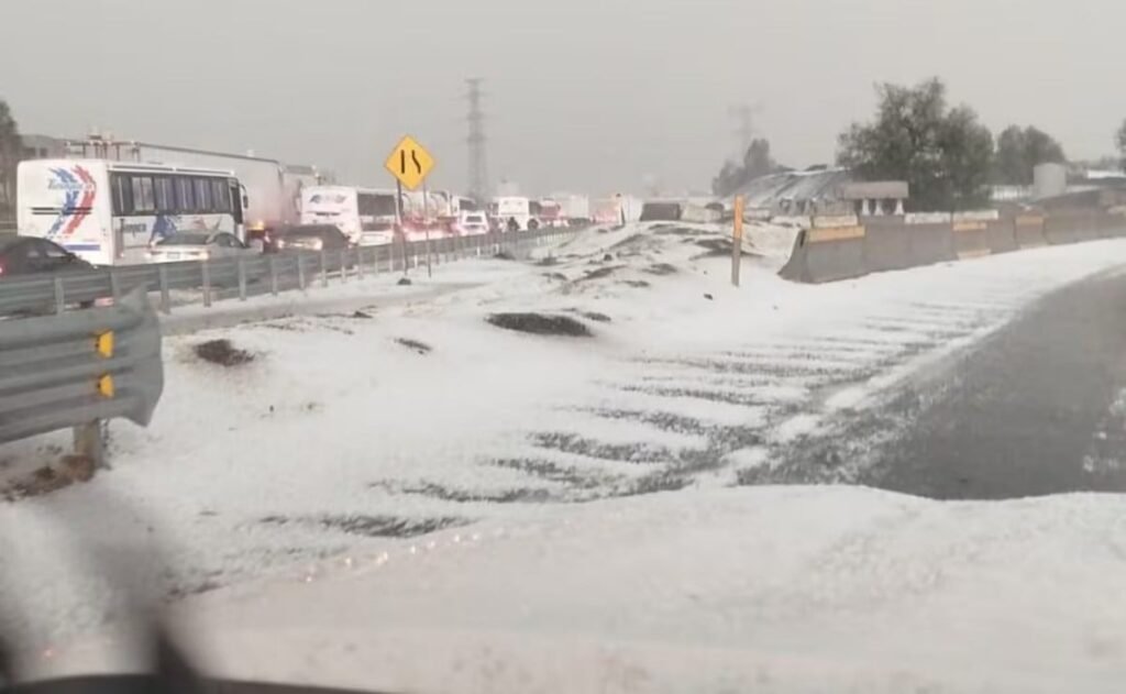 Tormenta de granizo colapsa la autopista México-Pachuca