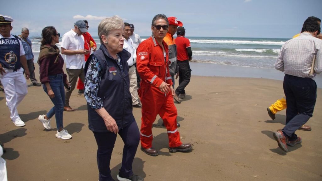 Alicia Bárcena supervisa limpieza tras derrame de petróleo en Veracruz