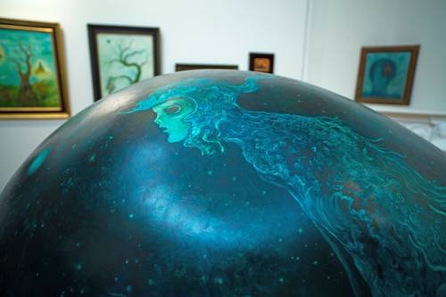 Exhiben los cuentos de hadas pintados por Sofía Bassi que casi se vuelven pesadillas