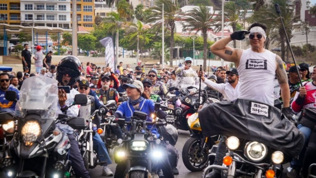 Rugen los motores en el desfile de la Semana de la Moto