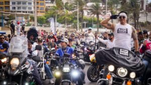 Rugen los motores en el desfile de la Semana de la Moto