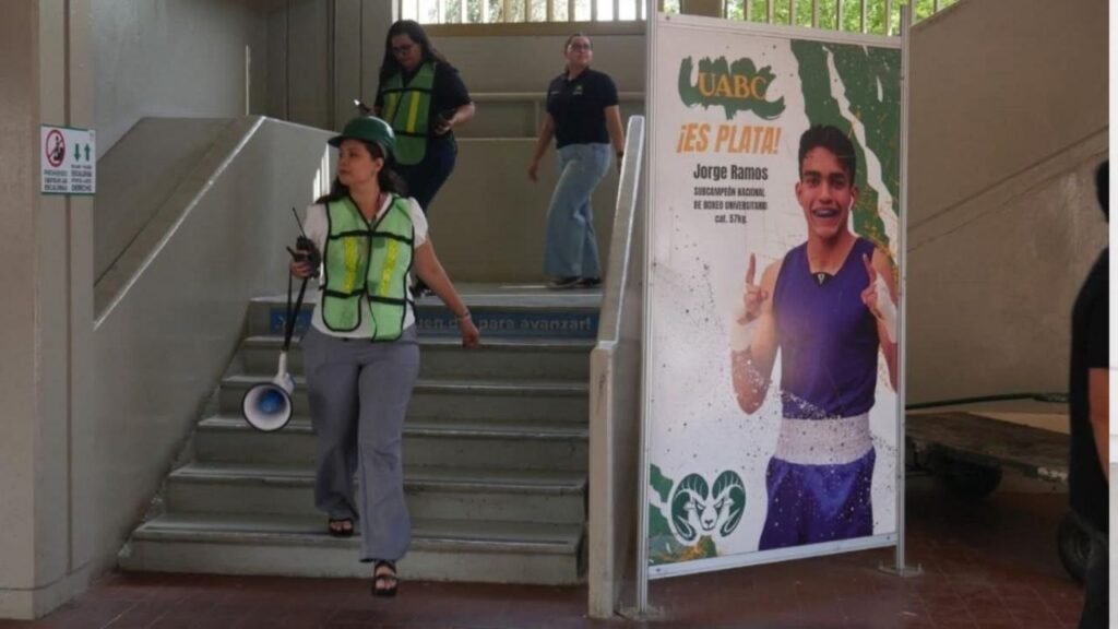 Clases de tirantes por amenaza de bomba en la Universidad Autónoma de Baja California