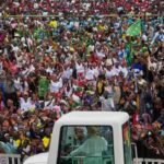 “Un puñado de tiranos” devasta el mundo, acusa el Papa en Camerún