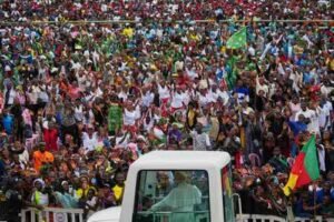 “Un puñado de tiranos” devasta el mundo, acusa el Papa en Camerún