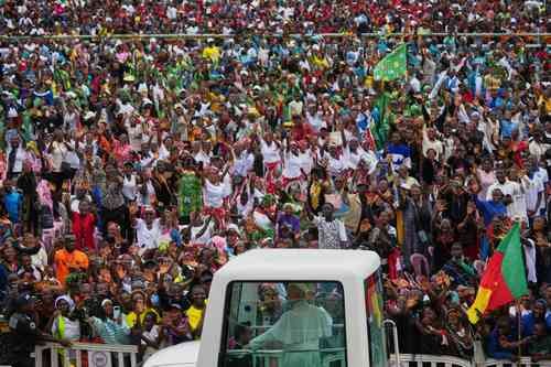 “Un puñado de tiranos” devasta el mundo, acusa el Papa en Camerún