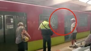 Metro reporta que tiraron muleta a las vías en estación Indios Verdes; provocó un chispazo y salida de humo.