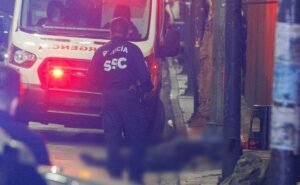 VIDEO: Riña vecinal en la Morelos termina en tragedia, hombre muere tras enfrentamiento con policía
