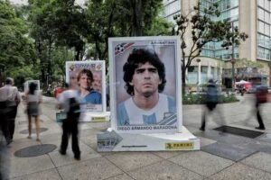 Fanáticos se fotografían junto con sus ídolos del futbol mundial