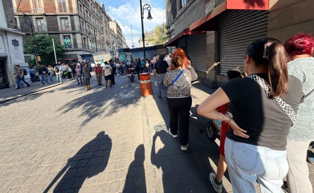 Acceso al Zócalo continúa controlado y con vallas metálicas