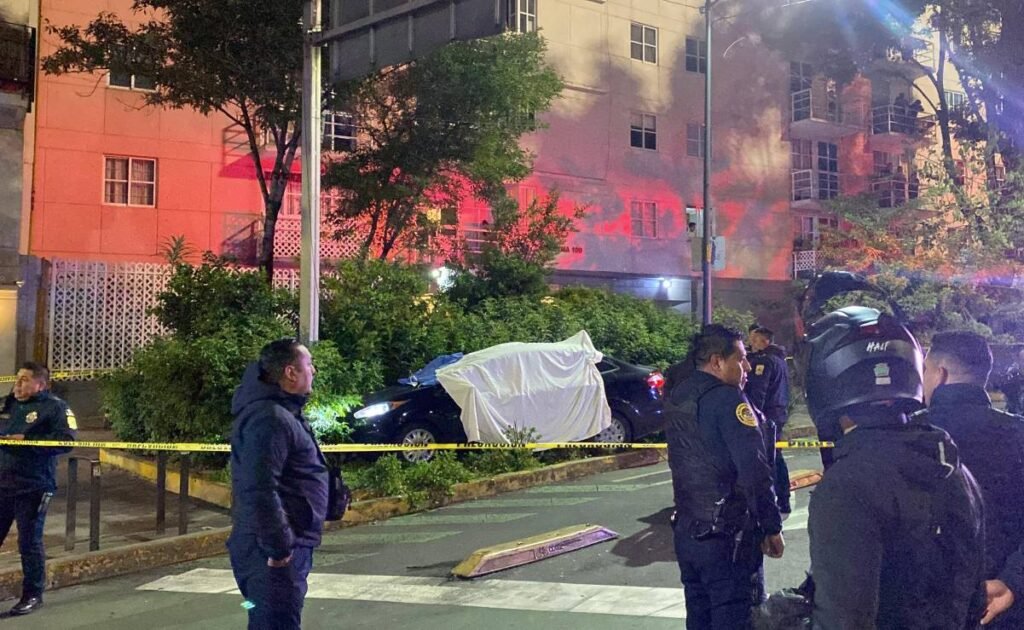 Acribillan a pareja a bordo de un vehículo en Paseo de la Reforma agresores escaparon en una motocicleta